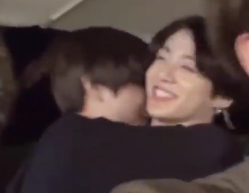 แทฮยองเป็นคนน่ารักมากๆ รู้สึกผิดที่ให้ของขวัญจองกุกแบบเล่นๆ(พัดหน้าตัวเอง) คือจองกุกพูดเล่นๆเฉยๆว่าเทียบที่พี่จีมินได้กับของผมดิ แทฮยองก็บอกขอโทษจองกุกจริงจังเลย เบื้องหลังก็มากอดจองกุกซะนาน จองกุกก็แบบไม่เป็นไร ขอบคุณครับๆ แต่จองกุกไม่ได้อะไรอะ ฉันเห็นว่าชอบใจจะตาย ดูหน้าดิ5555