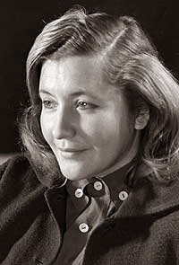 Юлия Друнина «Я родом не из детства – из войны»

10 мая 1924 года на свет появилась Юлия Друнина. Судьба будущей советской поэтессы выдалась нелегкой и трагической. 

Я родом не из детства — из войны.
Прости меня — в том нет моей вины...

vokrugknig.blogspot.com/2014/05/blog-p…