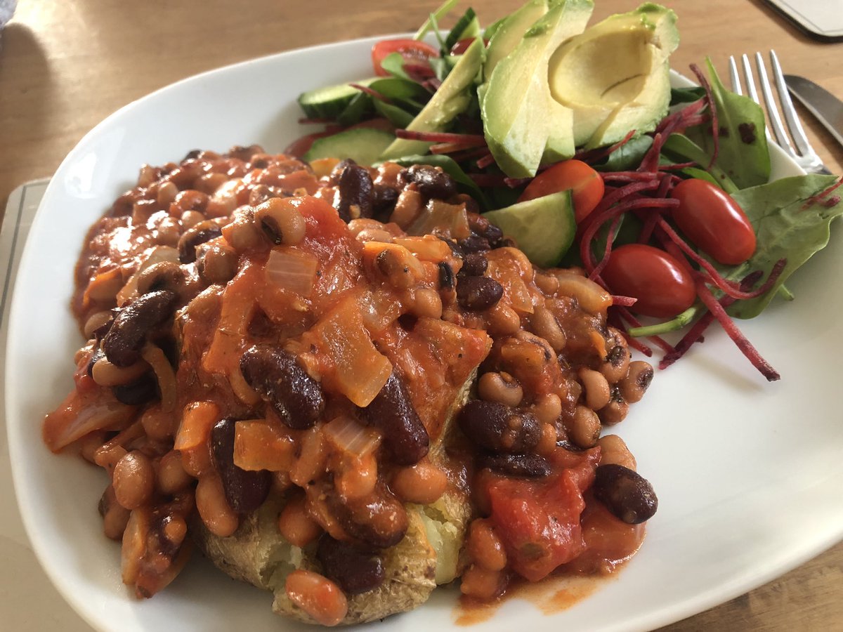 ahappyvegan_'s tweet photo. Bean chilli, jacket potato and salad for dinner yesterday🍴 #vegan #glutenfree #veganglutenfree #glutenfreevegan #dinner #saturday #saturdaynightdinner #healthy https://t.co/8mnn5iBUDT