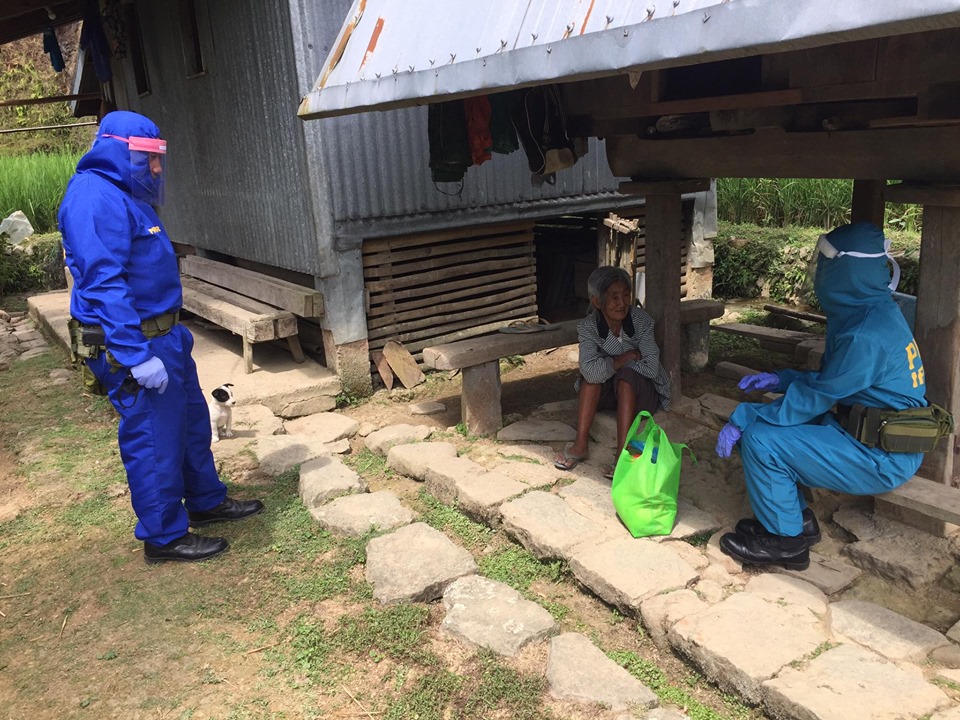 PNPMayoyao's tweet photo. Each of you should give what you have decided in your heart to give, not reluctantly or under compulsion, for God loves a cheerful giver. ~ 2 Corinthians 9:7
Giving food pack to a senior citizen who is living alone..
#AdoptAFamilyProgram #KapwaKoSagotKo #PNPKakampiMo https://t.co/Bpv2Sj0Lk3