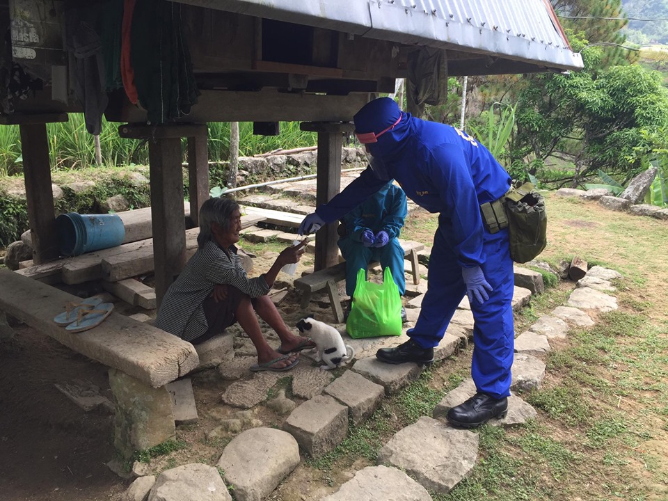 PNPMayoyao's tweet photo. Each of you should give what you have decided in your heart to give, not reluctantly or under compulsion, for God loves a cheerful giver. ~ 2 Corinthians 9:7
Giving food pack to a senior citizen who is living alone..
#AdoptAFamilyProgram #KapwaKoSagotKo #PNPKakampiMo https://t.co/Bpv2Sj0Lk3