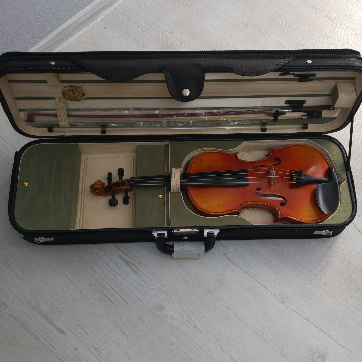 🎻 Created to fit beautifully 💕

#violin #violon #violino #geige #violine #violinplayer #violinlove #violinlover #violinlovers #violinstagram #mtunes_music #mcase_cases #mtunes_strings