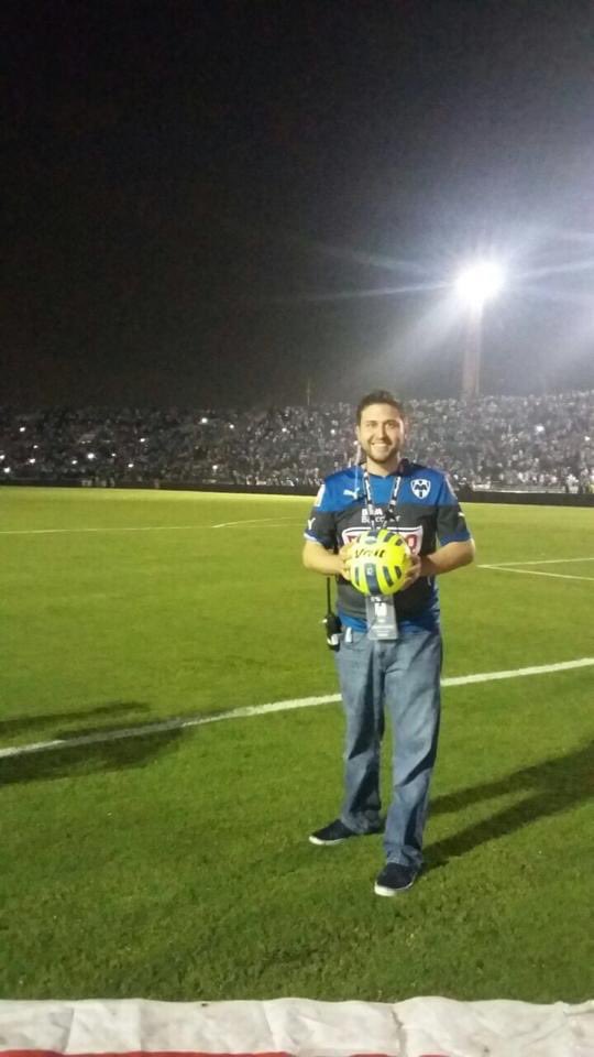 hinojosa84's tweet photo. Bendita cancha inmortal ... nunca te voy a olvidar!! (con ese balón terminó el último partido oficial en el Estadio Tecnológico) #ElUltimoSabado @joeljauregui https://t.co/PK40MqXpkD