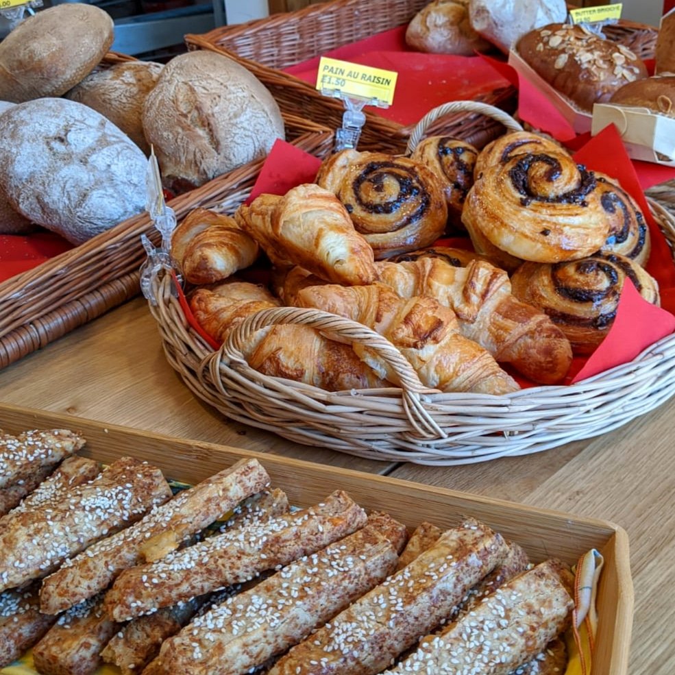 Good morning everyone ☀️ If you didn't pre-order for this week, don't worry you haven't missed out just yet... You can always pop along and buy from the shop today, we are open 9am - 2pm

#corsham #microbakery #specialitybread #shoplocal #supportlocal #stillopen #mrpastry