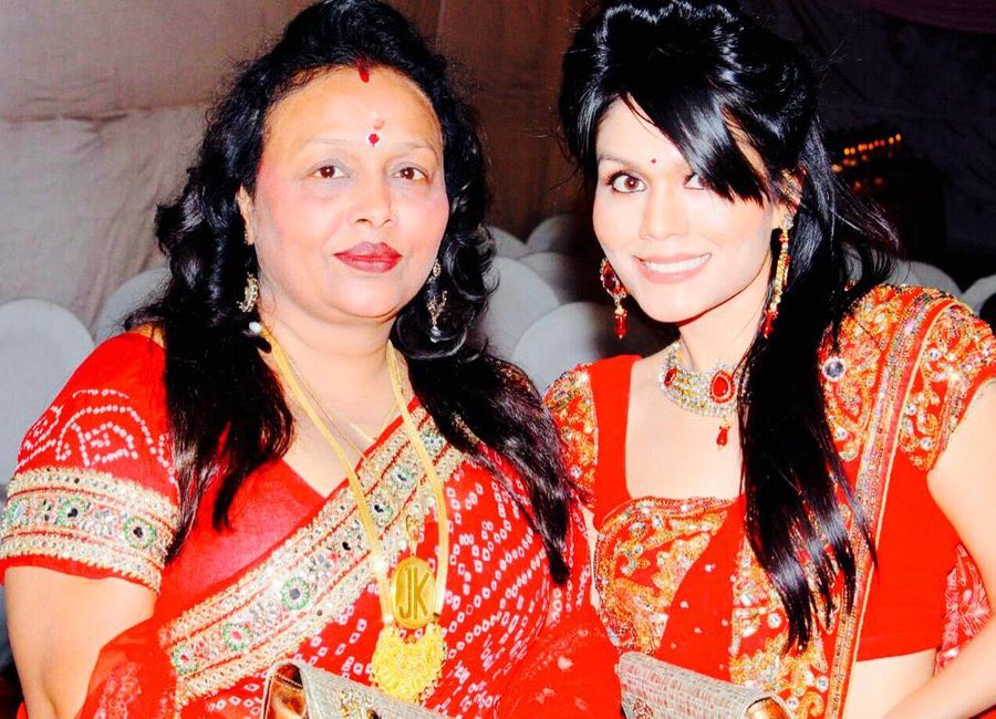 SonuKakkar's tweet photo. Mother is another name of god for me 🙏🏻 Love you the mostest most Mammaa..♥️
P.S Meri Jaan basti hai iss tottey mein🙈

#MothersDay #favpic #kimikakkar #sonukakkar https://t.co/l7dauv1NyL