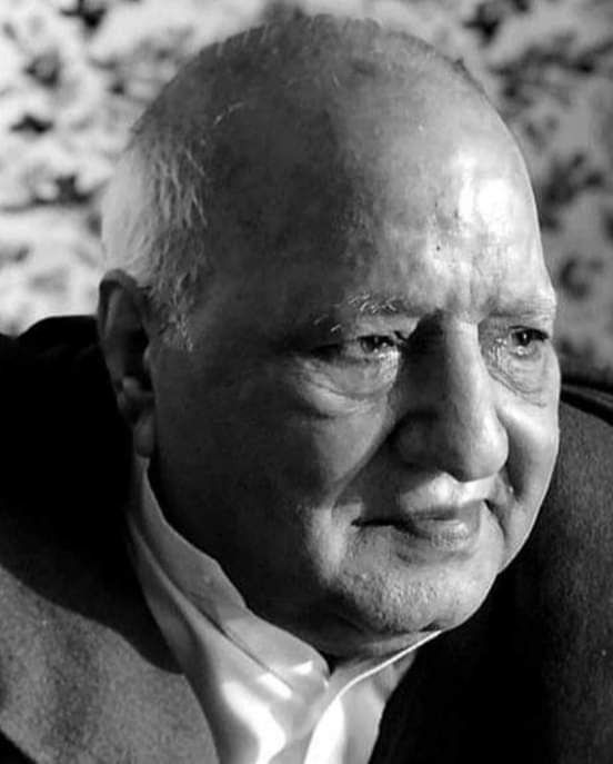 blackMaZii's tweet photo. We lost another legend today 💔 A great Artist of PAK
He began his career at Radio Pakistan as a writer and had 700 plays under his belt over the course of 20 years Some of his most popular works from 1970s to 1990s include Intezar Farmaiay, Ba Adab Ba Mulahiza Hoshiyar #RIPJedi https://t.co/oqIFsI9Abv