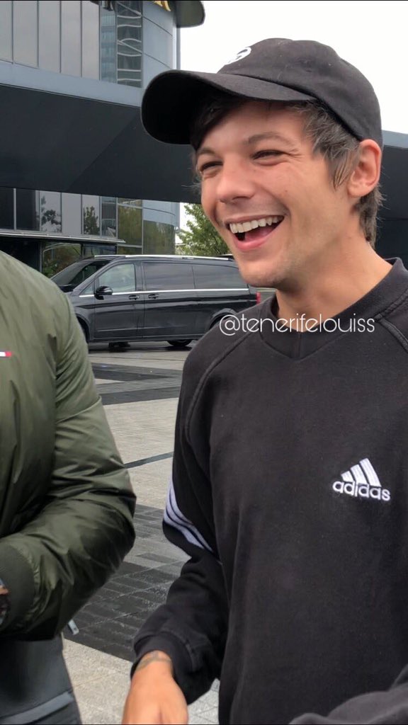 𝗛𝗮𝗿𝗿𝘆 𝗦𝘁𝘆𝗹𝗲𝘀 𝗮𝘀 𝗟𝗼𝘂𝗶𝘀 𝗧𝗼𝗺𝗹𝗶𝗻𝘀𝗼𝗻 𝗮 𝘁𝗵𝗿𝗲𝗮𝗱;