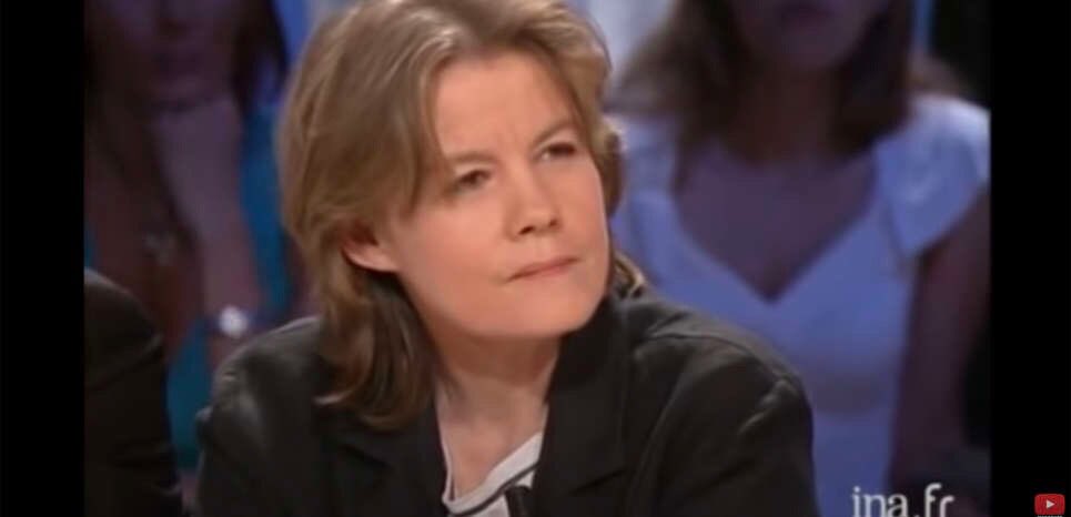 « Il n’y aura pas de masques » : Fred Vargas avait tout compris avec sa « cape antivirus » nouvelobs.com/bibliobs/20200…