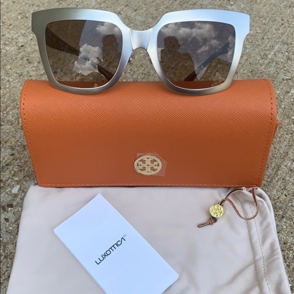FabFunemployed's tweet image. So good I had to share! Check out all the items I&apos;m loving on @Poshmarkapp #poshmark #fashion #style #shopmycloset #toryburch #lularoe: posh.mk/GXYJzlmlm6