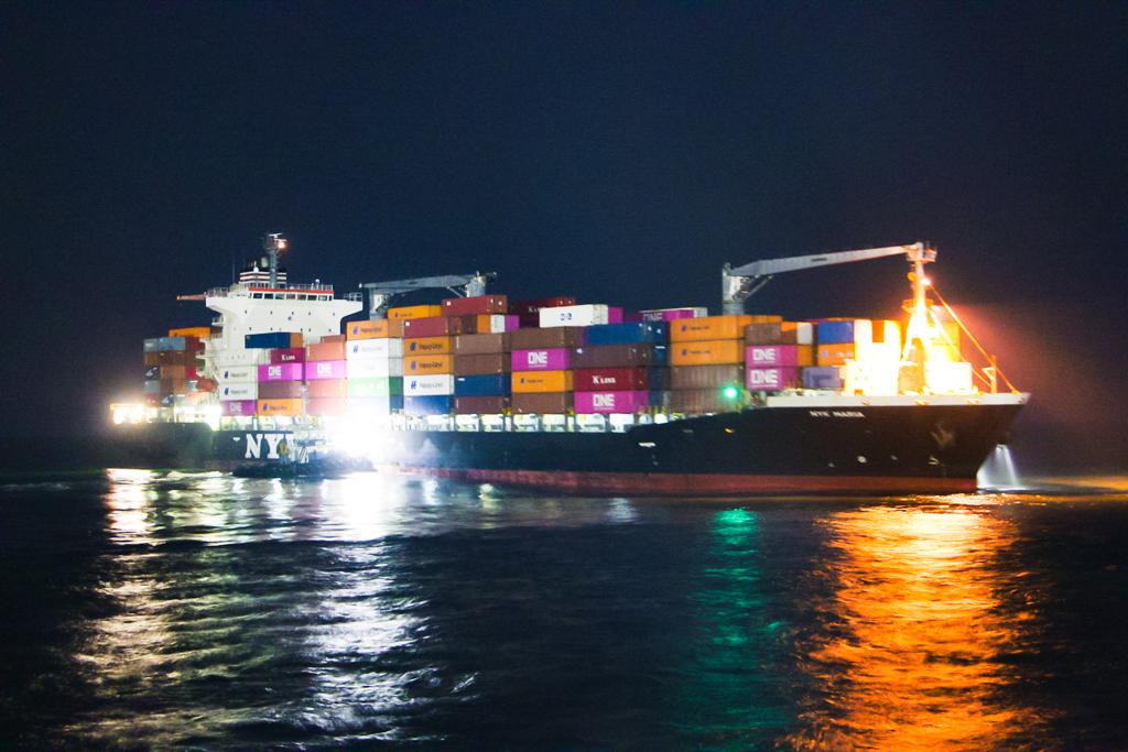 En unos momentos atracará el buque Nyk Maria en el Puerto de Acajutla, en el que vienen contenedores con alimentos, que serán para las 2.7 millones canastas básicas que entregaremos a los salvadoreños para enfrentar la emergencia nacional por #COVID19. 

#AlertaCOVID19SV