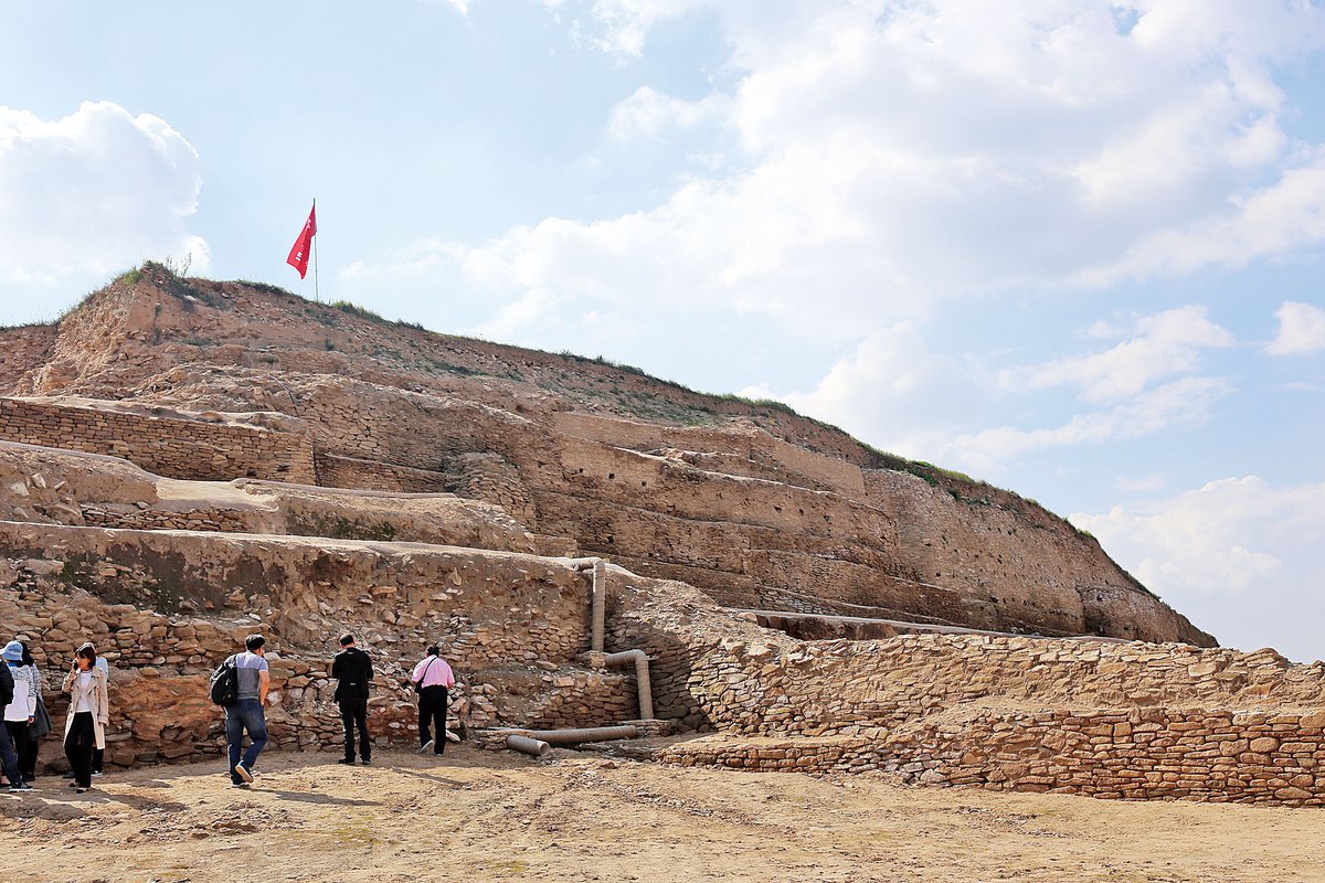 1. As Ralph E. Turner puts it, "almost nothing is known about Chinese architecture before the age of Qin (3rd c BC)," because dominant building materials had been rammed earth &timber. But at Shimao, we see a stone city with monumental structures which look like stepped pyramids.