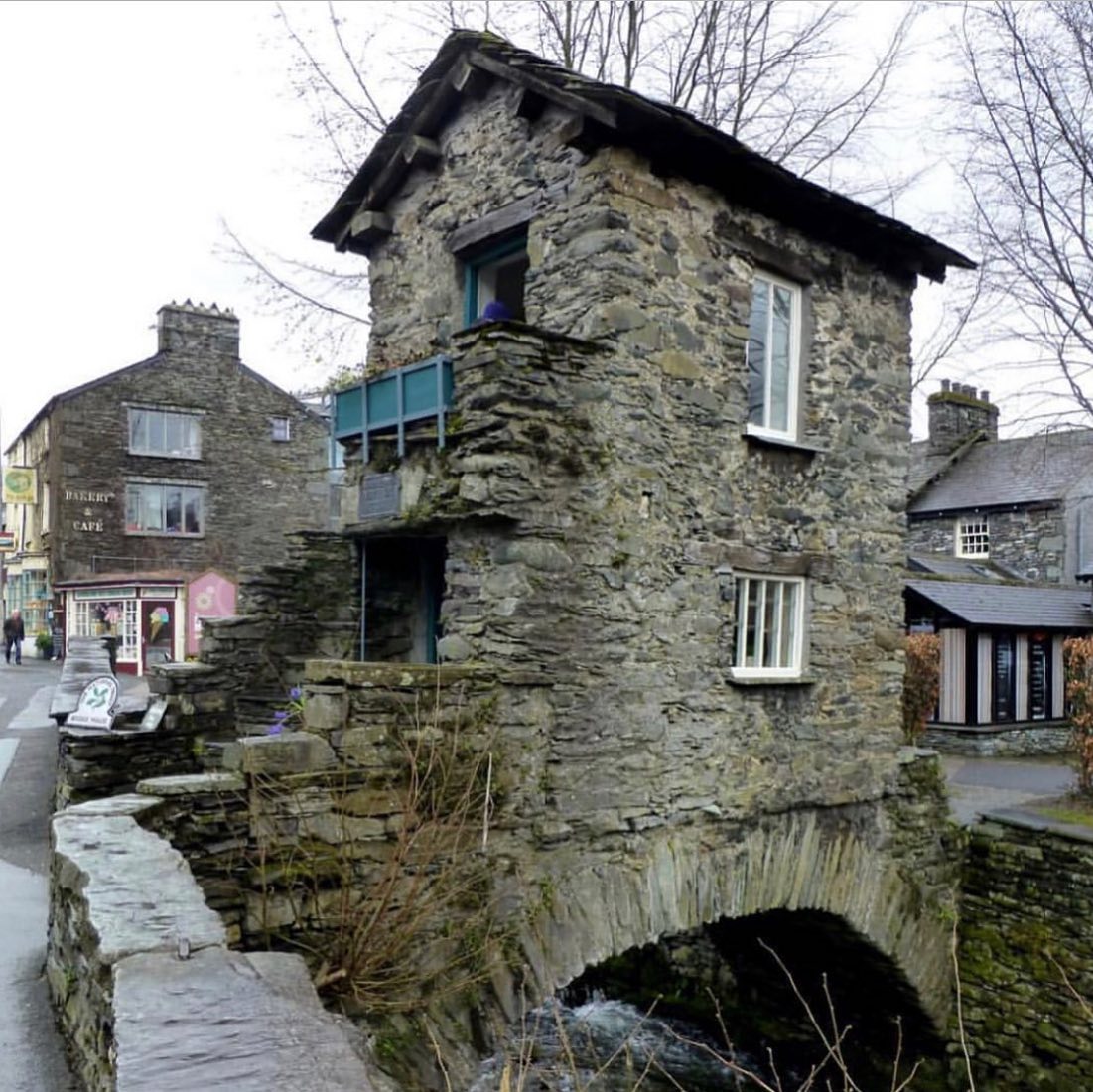 HistoryInPics's tweet photo. 17th century bridge house. It once served as a counting house, a tea room, a weaving shop, a cobblers shop, a chair makers studio, and a home to eight people. https://t.co/19Q2lJrtGv
