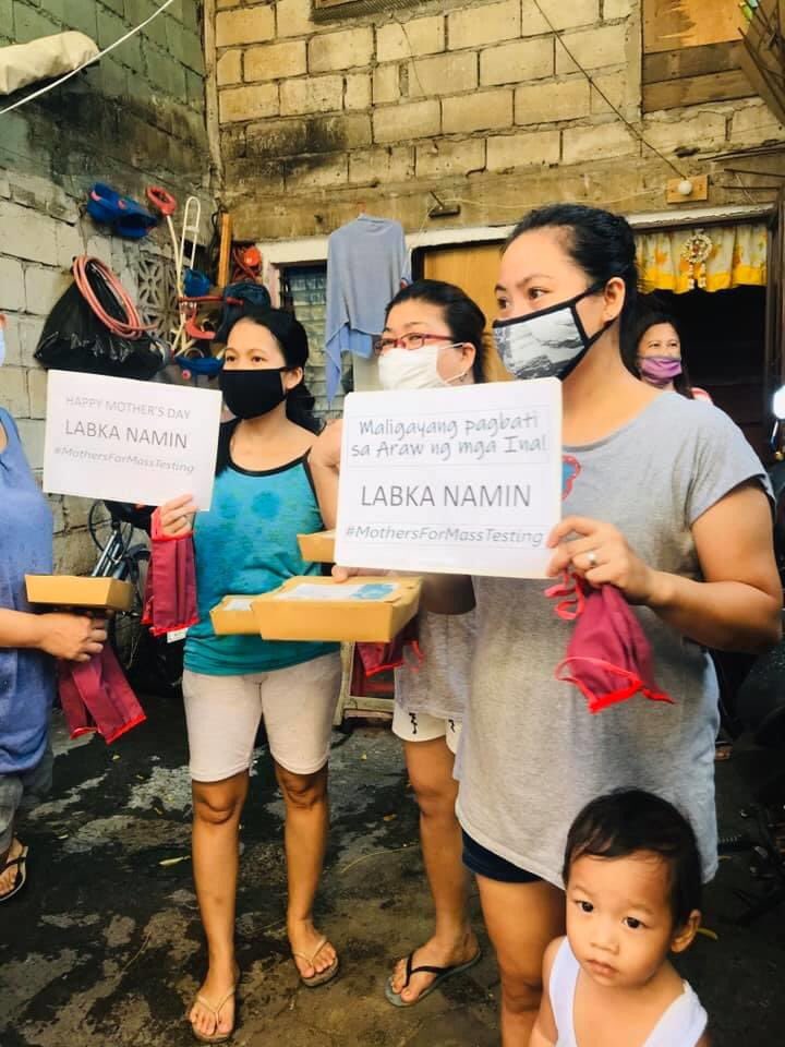 salinlahiphils's tweet photo. ALAY SA MGA DAKILANG INA! In celebration of Mother’s Day, we distributed packs of spaghetti and face masks to at least 150 mothers in Sitio Olandes, Barangay IVC, Marikina City.
#MothersForMassTesting #ReliefPH #COVIDPH #TulongPaslit https://t.co/By3JJnE0cf