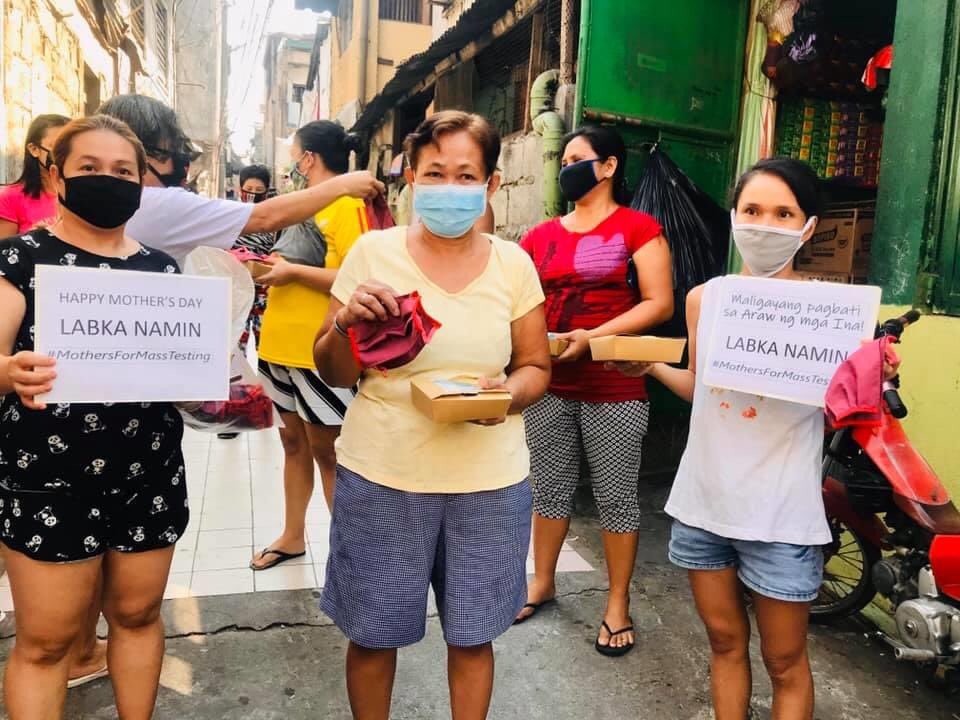 salinlahiphils's tweet photo. ALAY SA MGA DAKILANG INA! In celebration of Mother’s Day, we distributed packs of spaghetti and face masks to at least 150 mothers in Sitio Olandes, Barangay IVC, Marikina City.
#MothersForMassTesting #ReliefPH #COVIDPH #TulongPaslit https://t.co/By3JJnE0cf