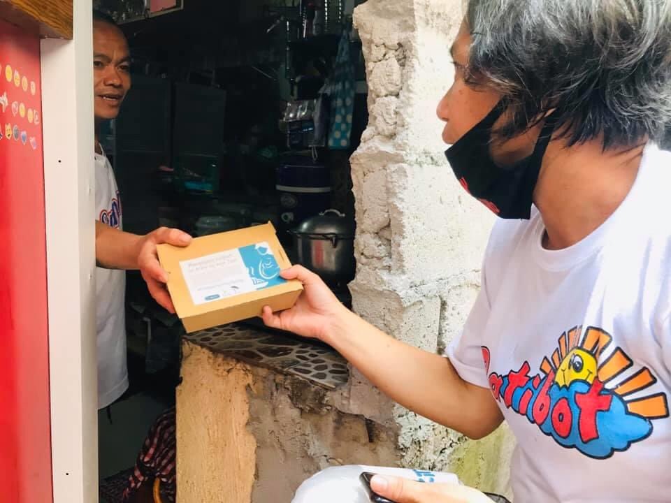 salinlahiphils's tweet photo. ALAY SA MGA DAKILANG INA! In celebration of Mother’s Day, we distributed packs of spaghetti and face masks to at least 150 mothers in Sitio Olandes, Barangay IVC, Marikina City.
#MothersForMassTesting #ReliefPH #COVIDPH #TulongPaslit https://t.co/By3JJnE0cf