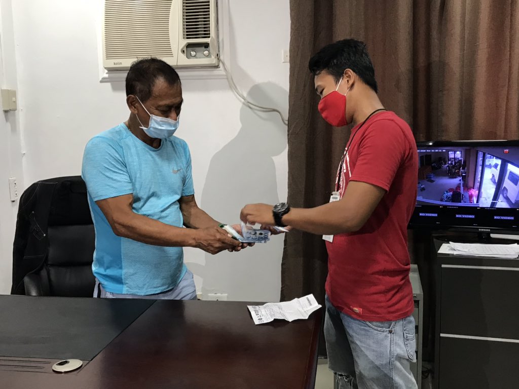 LOOK: Amid the queue earlier, a Bagong Pag-asa resident returned the DSWD cash aid he received. Eric Magdasoc, who works as a landscaper, says he is returning the money after recieving aid from the Social Security System (SSS). |  @cnnphilippines