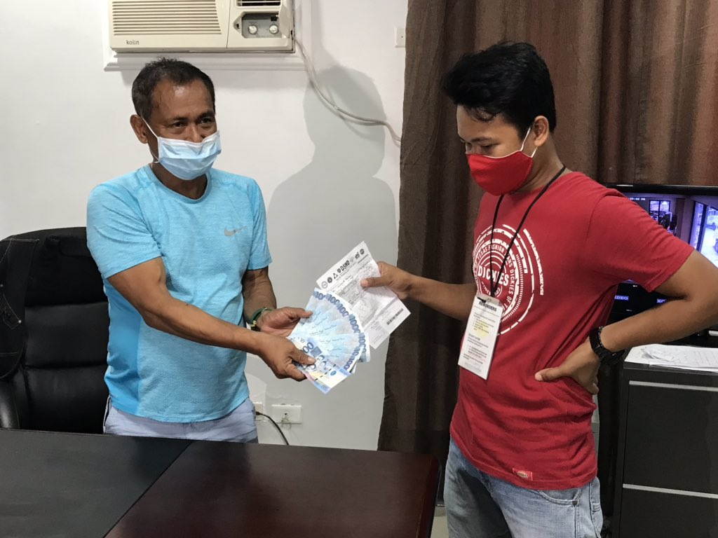 LOOK: Amid the queue earlier, a Bagong Pag-asa resident returned the DSWD cash aid he received. Eric Magdasoc, who works as a landscaper, says he is returning the money after recieving aid from the Social Security System (SSS). |  @cnnphilippines
