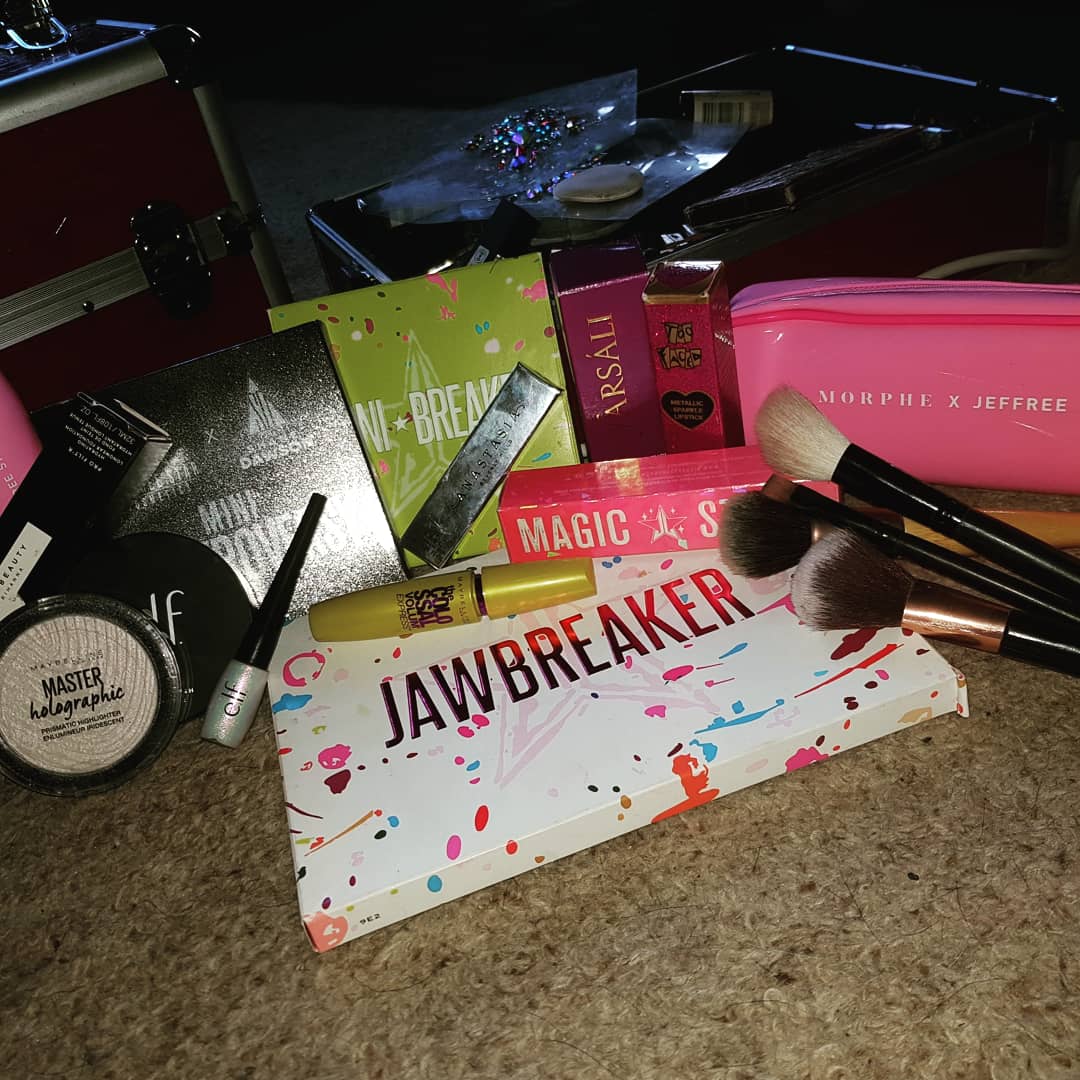 pag0005's tweet photo. Pink vibes ❤❤😍😍💖💖💖

#farsali #makeupoftwitter #JeffreeStarCosmetics #jeffreestar #ELF #elfcosmetics #pinkmakeuo 
#minicontroversy #minibreaker #maybelline #morphexjeffreestar #morphe #tooface #toofacecosmetics #fentybeauty #onfleek #metallips #makeuplooks #makeupaddict https://t.co/7ffUsrWgzM