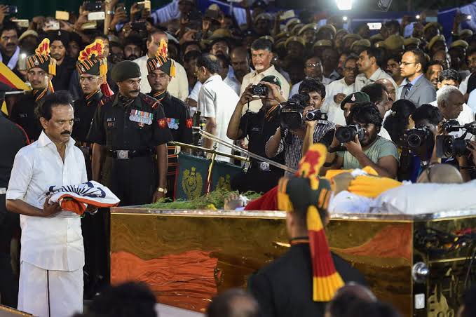 iamchsekar's tweet photo. தன் தந்தை மரணமாக இருந்தாலும் அதில் ஜனநாயக முறைப்படி சட்டரீதியாக தடைகளை கடக்கும் ஒரு தலைவர் நம் தலைவர்!

#PeopleLeaderMKStalin https://t.co/cEGTN95HRC