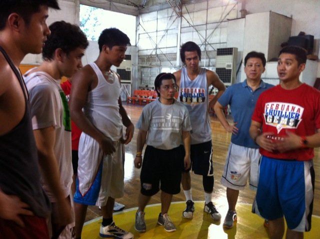 VillaflorG's tweet photo. Coach Beaujing Acot gather players during the 2012 Cebuana Lhuillier try outs at Reyes Gym
#cebuanafambam #CLGems https://t.co/r37wxUNu34