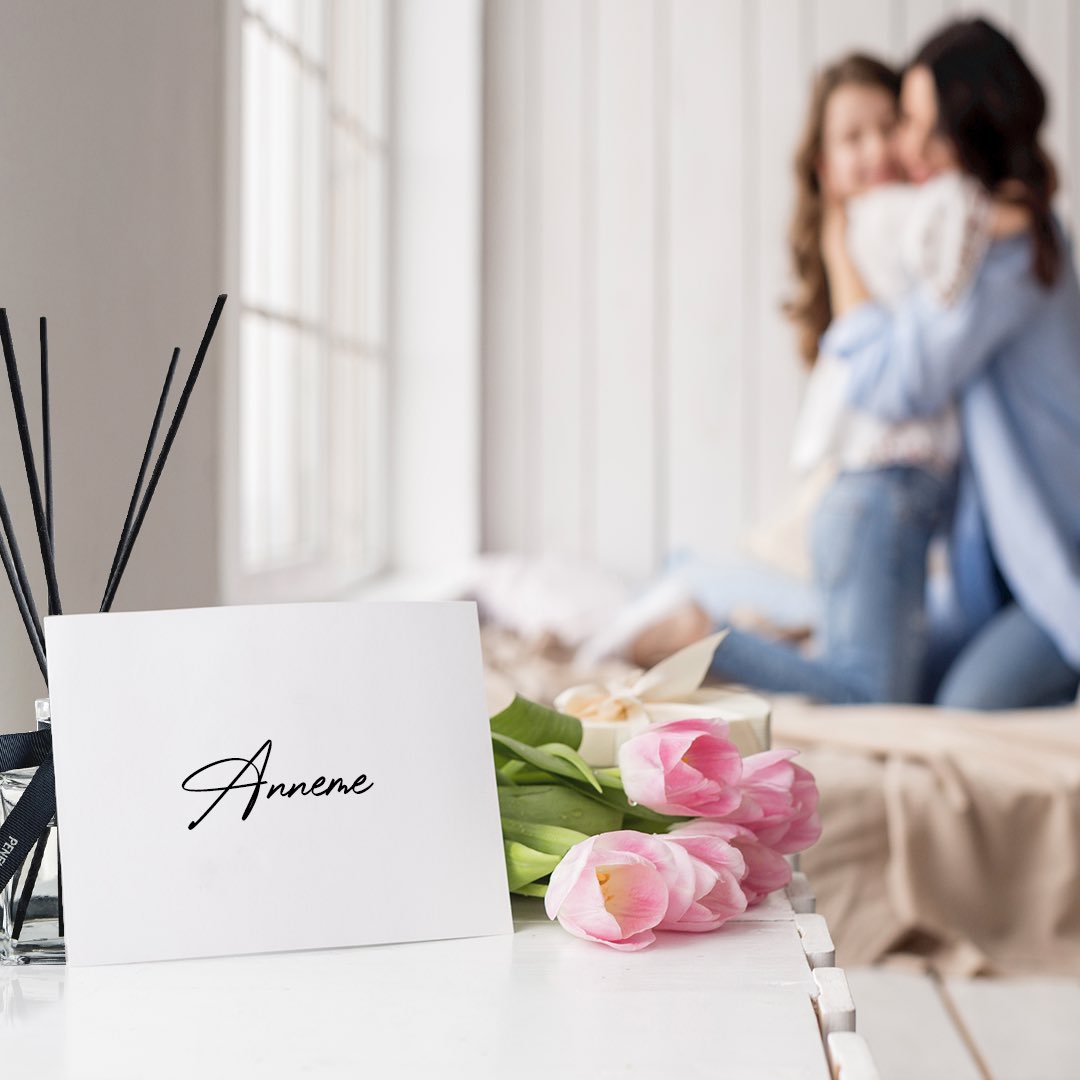 Koruyucu meleklerimiz, 
Sarıldığımızda tüm dünyaya kafa tutabilecek güçte hissettiklerimiz,
Bakışlarımızın ilk bir araya geldiğinde gülümsememize neden olanlar, 
En yakın arkadaşlarımız, Annelerimiz! 
Anneler Günü’nüz kutlu olsun❤️
#penelopebedroom #annelergünükutluolsun