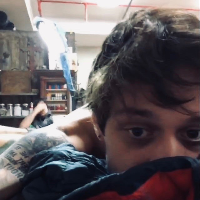 pete davidson laying down. that’s it. that’s the tweet.pic.twitter.com/gQz0...