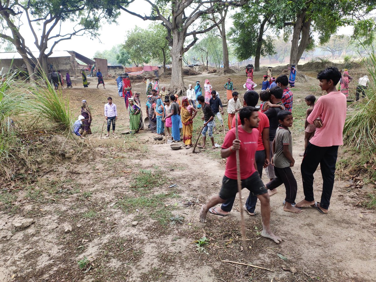 ArvindK731046's tweet photo. @DMkaushambi sir i want to  inform you that tha MANREGA work is in progress in my village #udhin #bujurg thana  #Painsa under the head of village, during in this #pandamic. These peoples don't use #facecover and also violate #SocialDistancing. They have no fear for #Covid_19 ... https://t.co/UwNNtAy2ZB