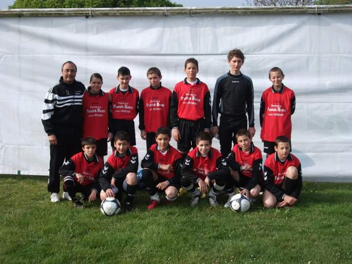 ClementPapet's tweet photo. La vieille époque les tournois de foot 😁 #rcpv 🔴⚫ https://t.co/RqFNYPf1Vd