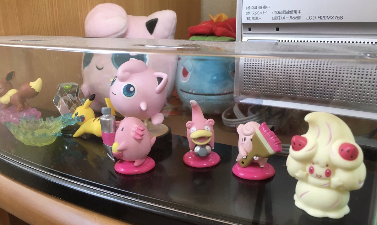 瀬文やつむ コンビニで買った ポケモンキッズ にてマホイップ ゲットだぜ テレビの前に並ぶフィギュアの群れと共に飾ることにしました 瀬文やつむ コンビニで買った ポケモンキッズ にてマホイップ ゲットだぜ テレビの前に並ぶフィギュアの群れと共に飾ることにしました