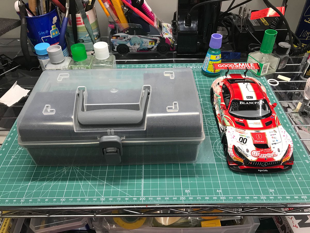 Gsr公式アカウント 完成後に収納ケースを作っています 100円ショップの積み重ねタイプのケースに ウレタンフォームなどを切り貼りして詰めています 1 24にはちょうど良いサイズなので重宝しています 後ろのアンテナが引っかかるので 取り外し式にしま