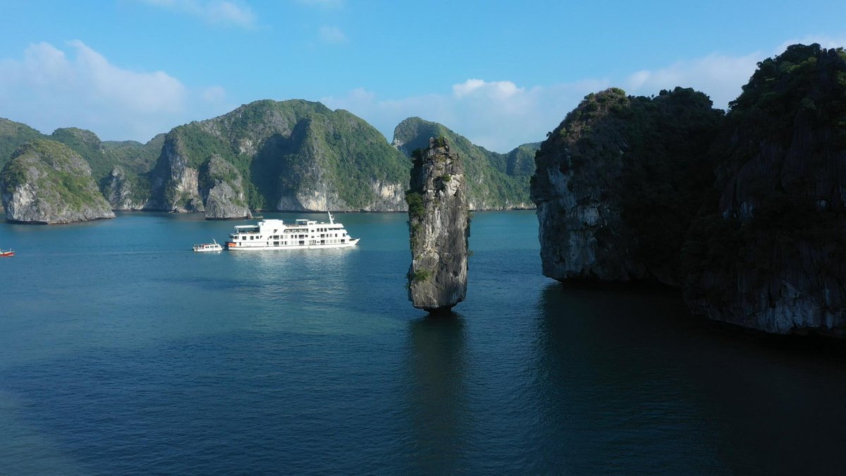キヤノンマーケティングジャパン 宙に浮く島 2 000もの奇岩の島が点在するベトナムのハロン湾 宙に浮いて見えるこの岩もその一つ 現地では アイスキャンディ と呼ばれています 石灰岩のカルスト地形が海上で見れるのは非常に珍しいとのこと キヤノンマーケティングジャパン 宙に浮く島 2 000もの奇岩の島が点在するベトナムのハロン湾 宙に浮いて見えるこの岩もその一つ 現地では アイスキャンディ と呼ばれています 石灰岩のカルスト地形が海上で見れるのは非常に珍しいとのこと