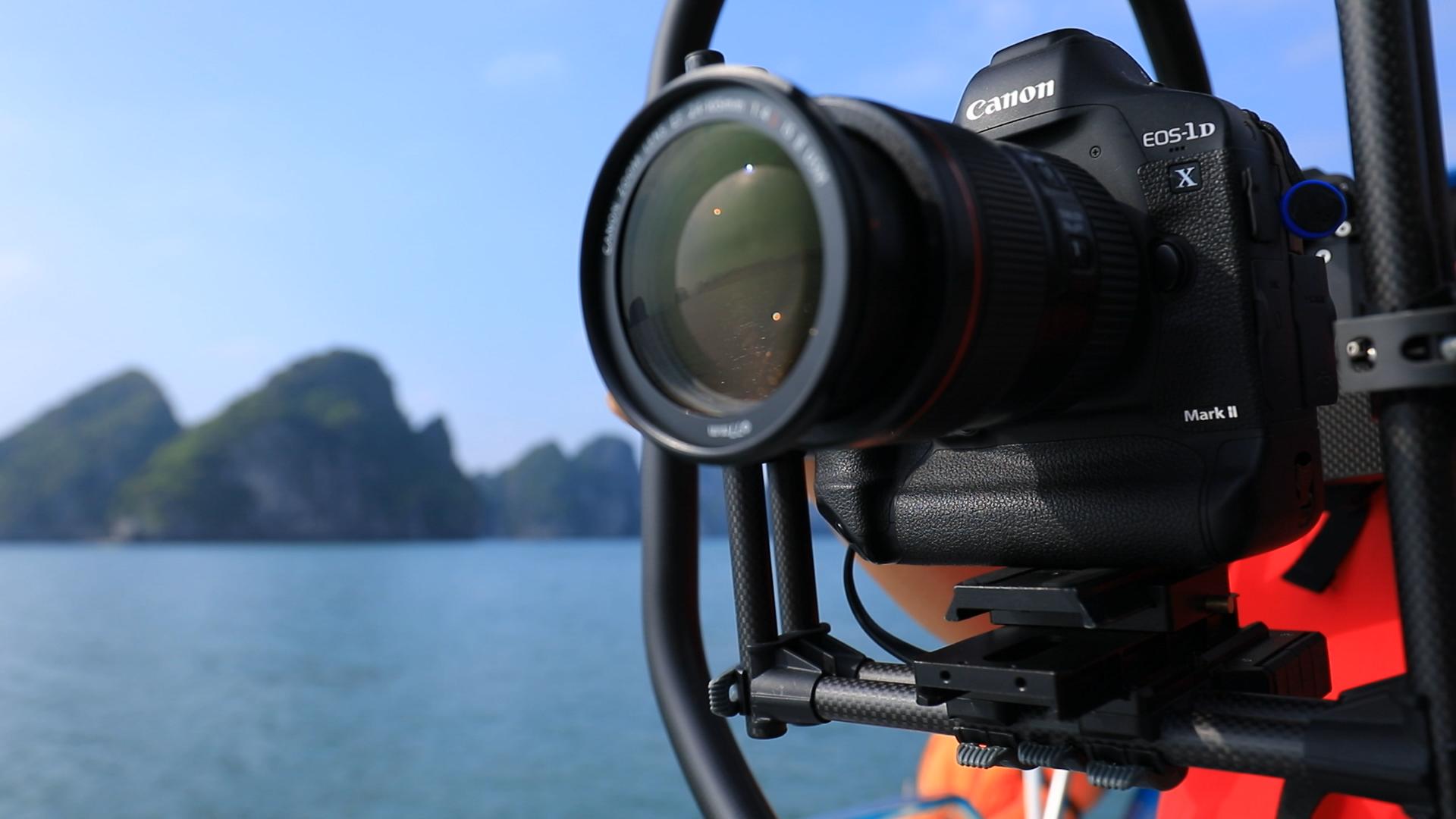 キヤノンマーケティングジャパン 宙に浮く島 2 000もの奇岩の島が点在するベトナムのハロン湾 宙に浮いて見えるこの岩もその一つ 現地では アイスキャンディ と呼ばれています 石灰岩のカルスト地形が海上で見れるのは非常に珍しいとのこと