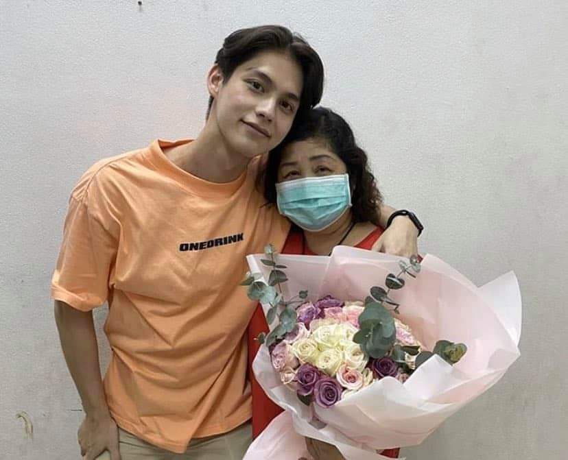 ibelongtofourth's tweet photo. Happy Mother's Day 💚
Thanks for always being there for Win &amp; Bright 💚
@winmetawin @bbrightvc
#winmetawin #bbrightvc #snowballpower #bright #brightballs 
#HappyMothersDay https://t.co/I6S1RRMEZL