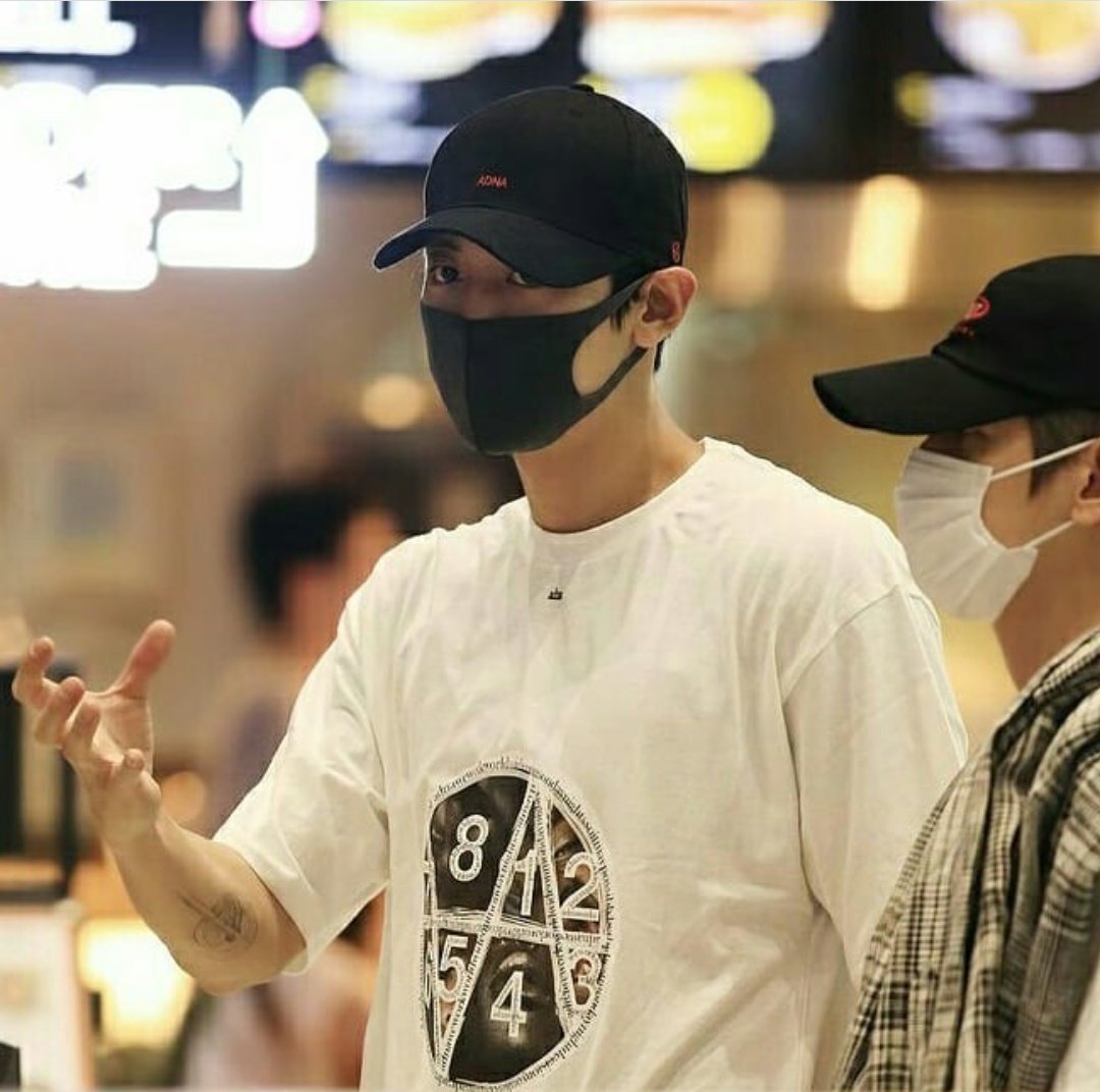 remember those days when chanbaek always had something to discuss at the airport