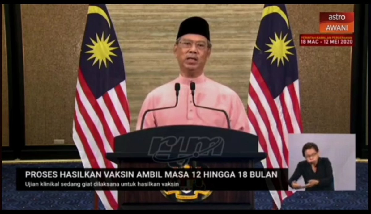 NouvaCarl's tweet photo. Bukan main bersungguh lagi translator tu tolak ke tepi bila pm umum pkpb disambung selama 4 minggu https://t.co/apmQ314xeU