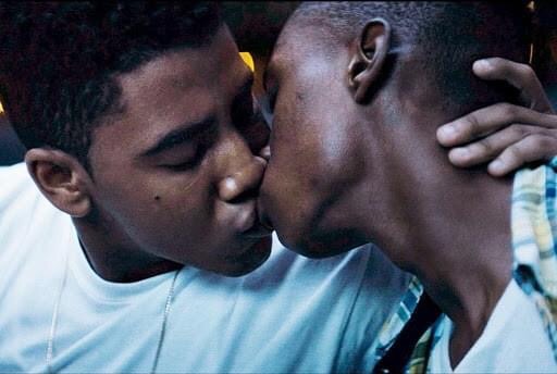 Alors que le confinement touche à sa fin, ou s'apprête à prendre une autre forme, nous vous envoyons un dernier baiser, pour clore en beauté ces 55 jours d'embrassades quotidiennes.

Moonlight, de Barry Jenkins.
Avec Ashton Sanders et Jharrel Jerome.

Prenez soin de vous 😘