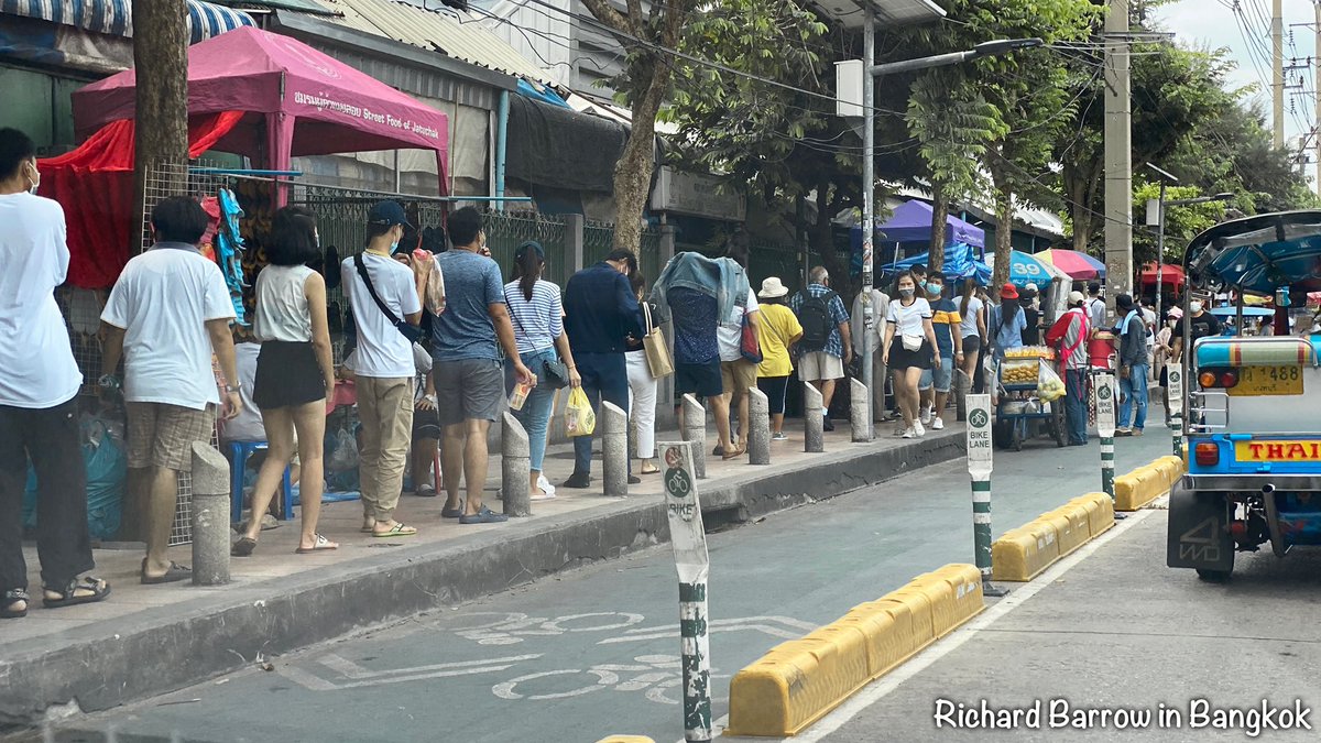 RichardBarrow's tweet photo. If you were thinking about going to Chatuchak Weekend Market then think again. Massive queue to get in and traffic jams on all entrances to parking areas. I’m not sure what it’s like inside but I might skip it #Bangkok #COVID19 #โควิด19 #Thailand https://t.co/XAzolmvvUd