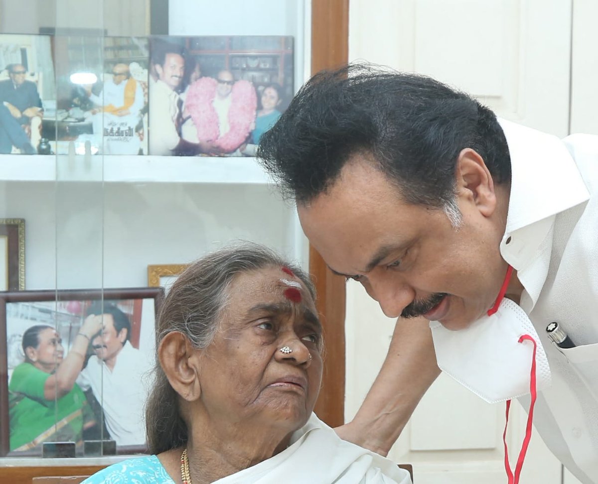 mkstalin's tweet photo. உயிரின் கரு!
உணர்வின் திரு!
வாழ்வின் உரு!
வளர்ச்சியின் எரு!
எல்லாம் சேர்ந்தவள் அன்னை!

இயற்கையும் அன்னையும் இல்லாமல் எவரும் வளரவும் வாழவும் முடியாது!

என் அன்னைக்கும் அவர் போன்ற அன்னையர் குலத்துக்கும் வாழ்த்துகள்! உங்கள் அன்பும் கருணையுமே உலகம் என்றும் வேண்டி நிற்பது!
#mothersday https://t.co/CpayZlHoU5