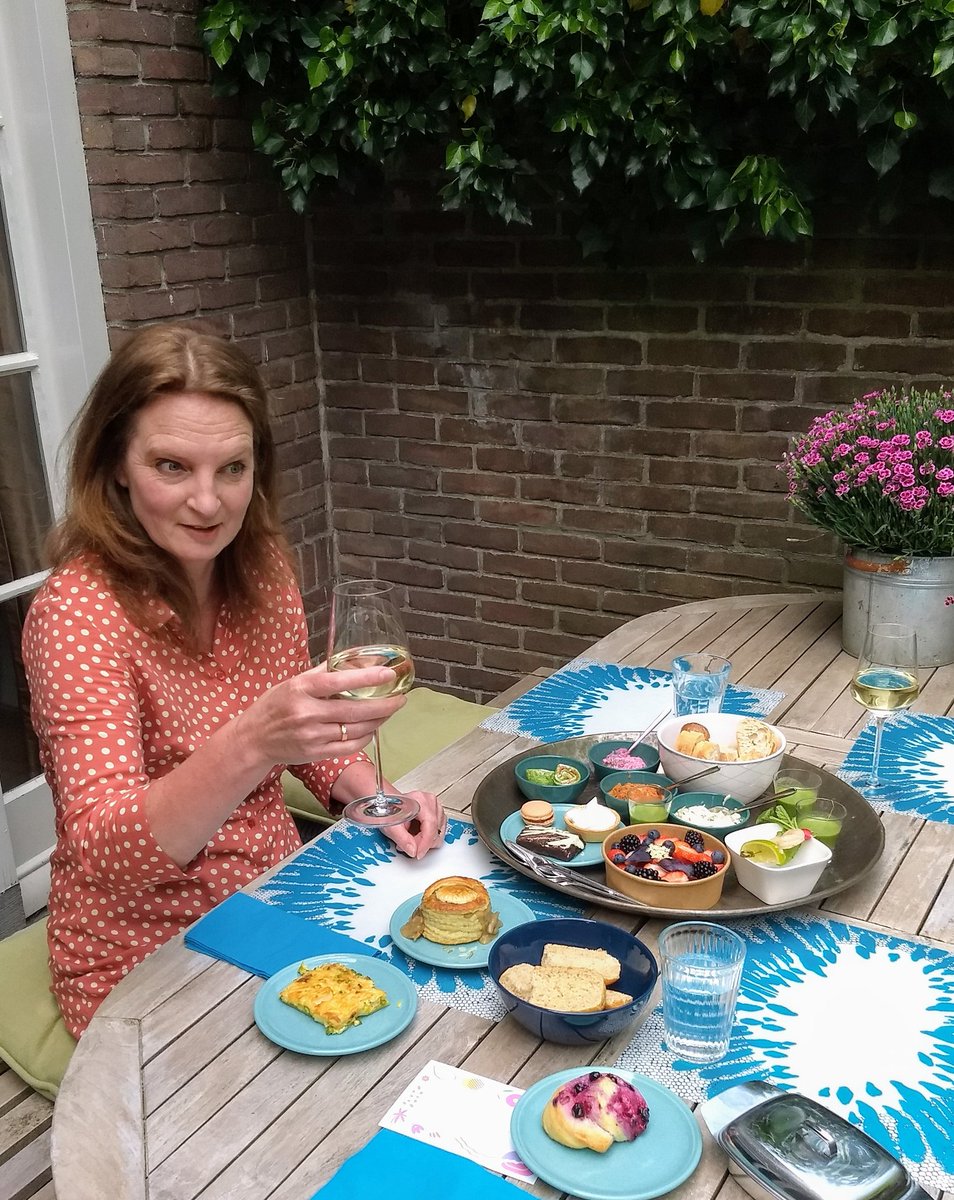 RoelWollaert's tweet photo. Even uitgesloofd voor moeders. Leek wel of @EsteeStrooker @AmusementArnhem in de keuken heeft gestaan. 😉 Helemaal af! https://t.co/yvw4CC4QMB