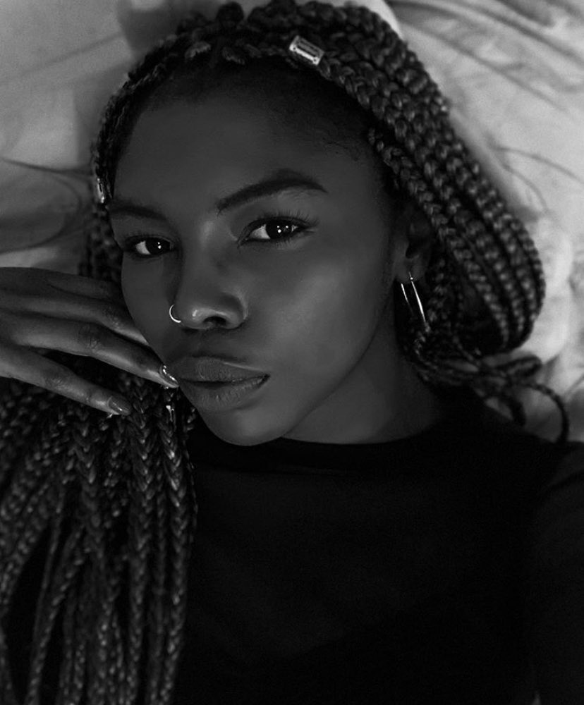  @AlineAtangana Je m’appelle Aline, j’ai 21 ans. D’origine camerounaise  Je suis étudiante en communication à Paris. J’aime la musique et le sport. Grosse force à toutes mes sœurs, vous êtes trop belles 