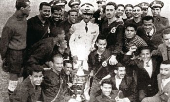 En 1956, il crée la Fédération marocaine de football, puis l’Association sportive des Forces armées royales, ou FAR Rabat en 1958, avec l’objectif de redorer le blason du football vert et rouge.Mohamed Chtouki, légende du Wydad, est chargé de préparer une équipe compétitive.