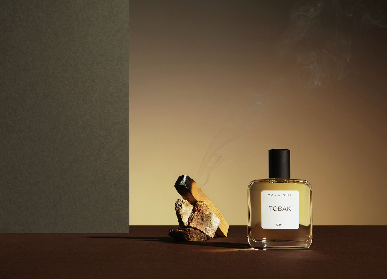 Nose Shop ノーズショップ 香水のセレクトショップ Maya Njie トバック 日曜はいつも祖父のマーティンのアパートで過ごす 祖父は地元の発電所の火夫 分厚い手からは たばこ チーク材の家具 磨かれた革とトンカ豆の香りがした タバコリーフ