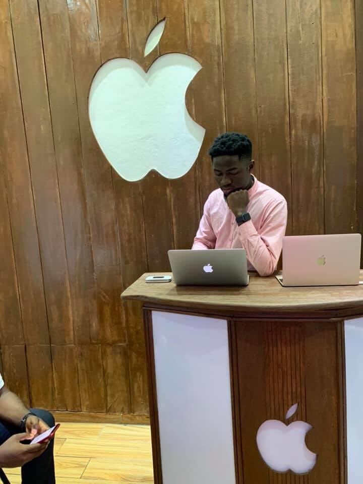Dylan_Akame's tweet photo. « Lancement de la boutique apple store 237 »
Venez visiter tel : 694464172 
Je suis particulièrement fier de mes 2 petits ci. 🔥 https://t.co/K71030k1uq