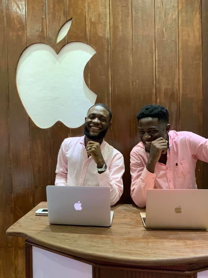 Dylan_Akame's tweet photo. « Lancement de la boutique apple store 237 »
Venez visiter tel : 694464172 
Je suis particulièrement fier de mes 2 petits ci. 🔥 https://t.co/K71030k1uq