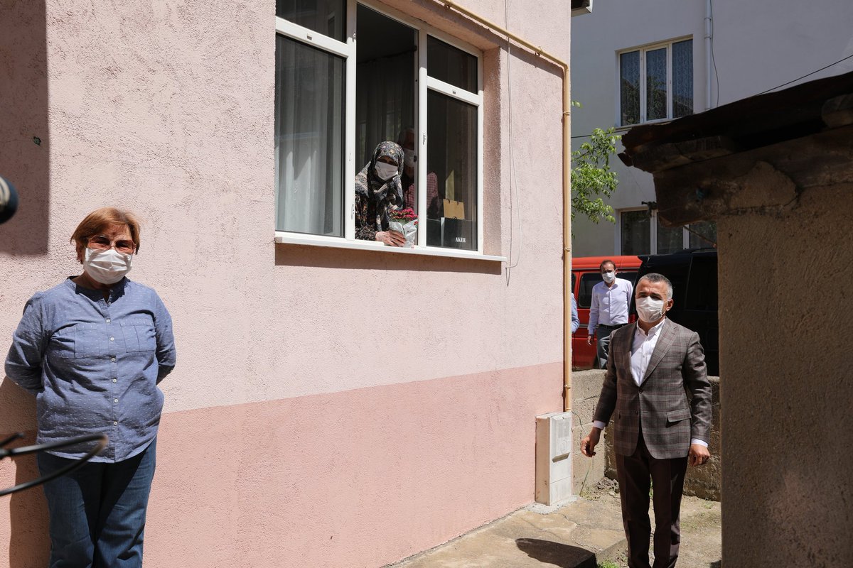 102 yaşındaki asırlık çınar annemize bu anlamlı günün anısına <a href="/HzHaticeVakfi/">Hz. Hatice Vakfı</a> ve Valiliğimiz tarafından hazırlanan hediyeleri ile annemiz adına "Cennet Anneleri Hatıra Ormanı"na dikilen fidan sertifikasını verdi. <a href="/tcbestepe/">T.C. Cumhurbaşkanlığı</a> <a href="/TC_icisleri/">T.C. İçişleri Bakanlığı</a> <a href="/suleymansoylu/">Süleyman Soylu</a>