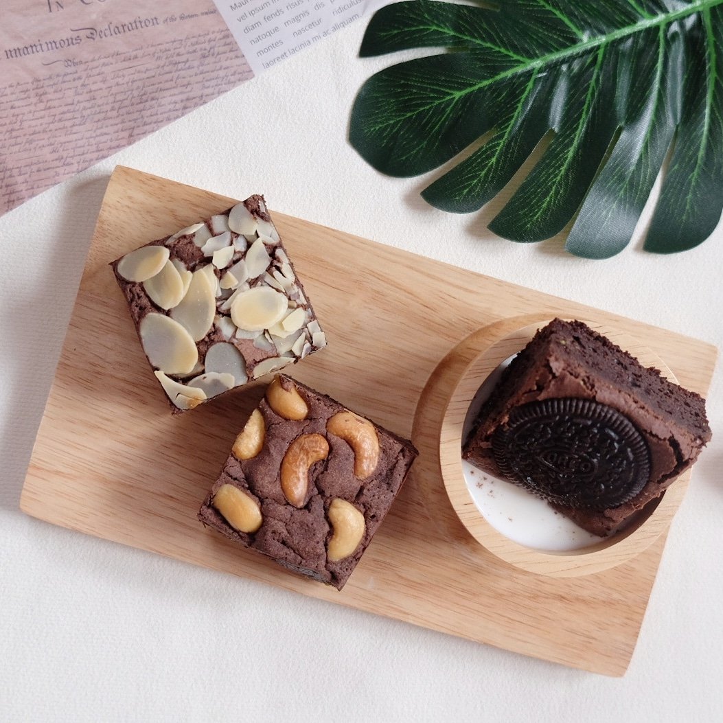 brownnhai's tweet photo. ✿ brownnhai​ ✿
บราวนี่ร้านบราวหนายเป็นเนื้อ chewy นะคะ คือจะกึ่งแป้งกึ่งหนึบ โดยยิ่งแช่เย็นจะยิ่งหนึบน้าา ไม่หวานมากด้วย อยากบอกว่าทานเปล่าๆก็ได้ทานกับนมยิ่งดีเลย มันฟินมากกก🥛😋 อยากให้ทุกคนได้ลอง ดูรีวิวได้ใน #บราวหนาย ✨ หรือ story ig ของทางร้านเลยค่า https://t.co/GtEb4rwzWB