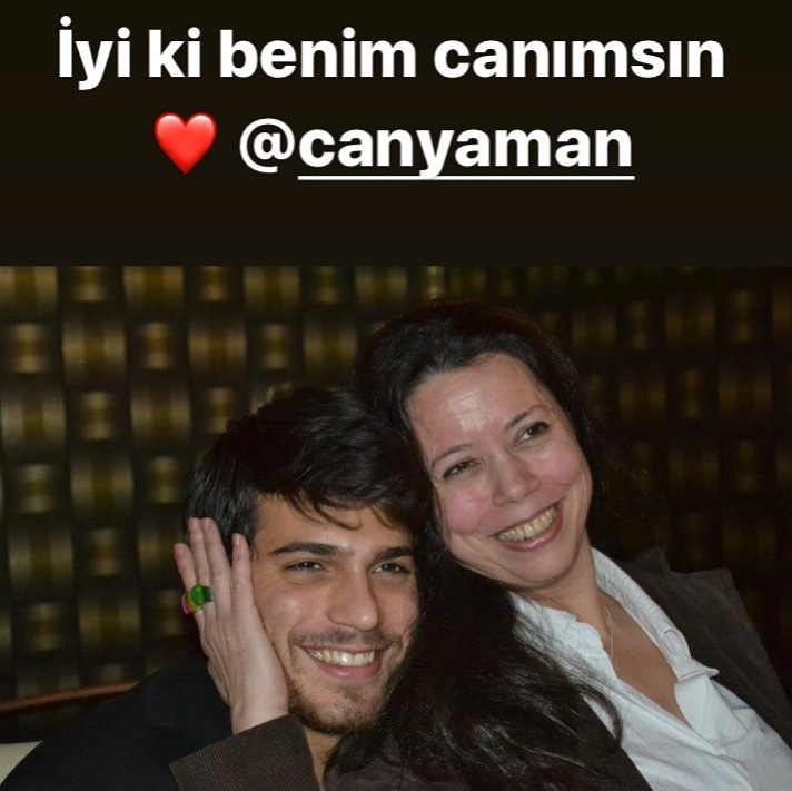 Foto vía InstaStory de la mamá de <a href="/canyaman1989/">Can Yaman</a> <a href="/guldemcan/">Güldem</a> en el día de la madre, una imagen dice más que mil palabras, cuanto amor, cariño y respeto hacia su hijo 💞