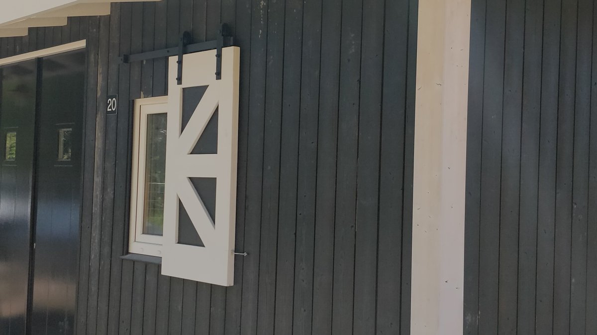 De witte randen aan het huis worden er aan gezet. Nog acht weken! 🤞🏻