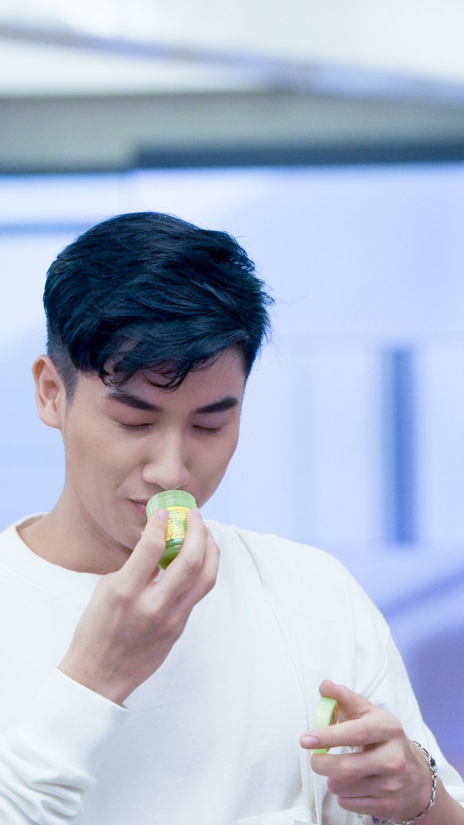 casuarineslove's tweet image. But #Tawan_V with inhaler is the best and the sexiest.. 😂