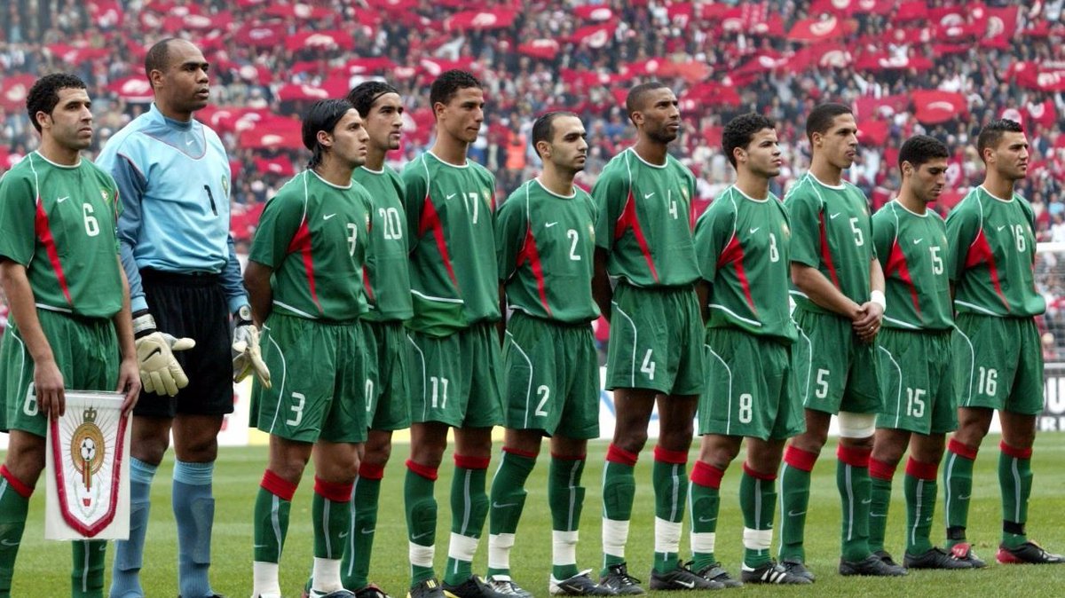 Dans les années 2000, l’équipe du Maroc peine à s’affirmer. En 10 ans, son fait d’armes reste une finale de CAN 2004 perdue contre la Tunisie de Roger Lemerre.La génération dorée des Chamakh, Mokhtari et Youssouf Hadji traverse la décennie sans glaner une grande compétition.